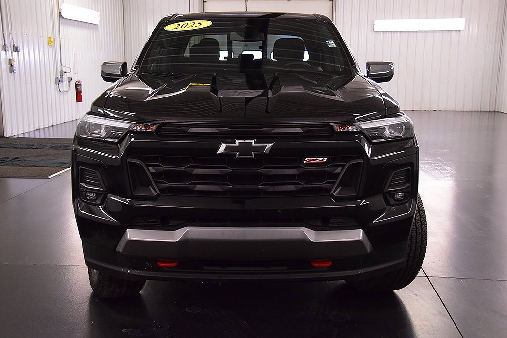 Used 2025 Chevrolet Colorado Z71 image 2