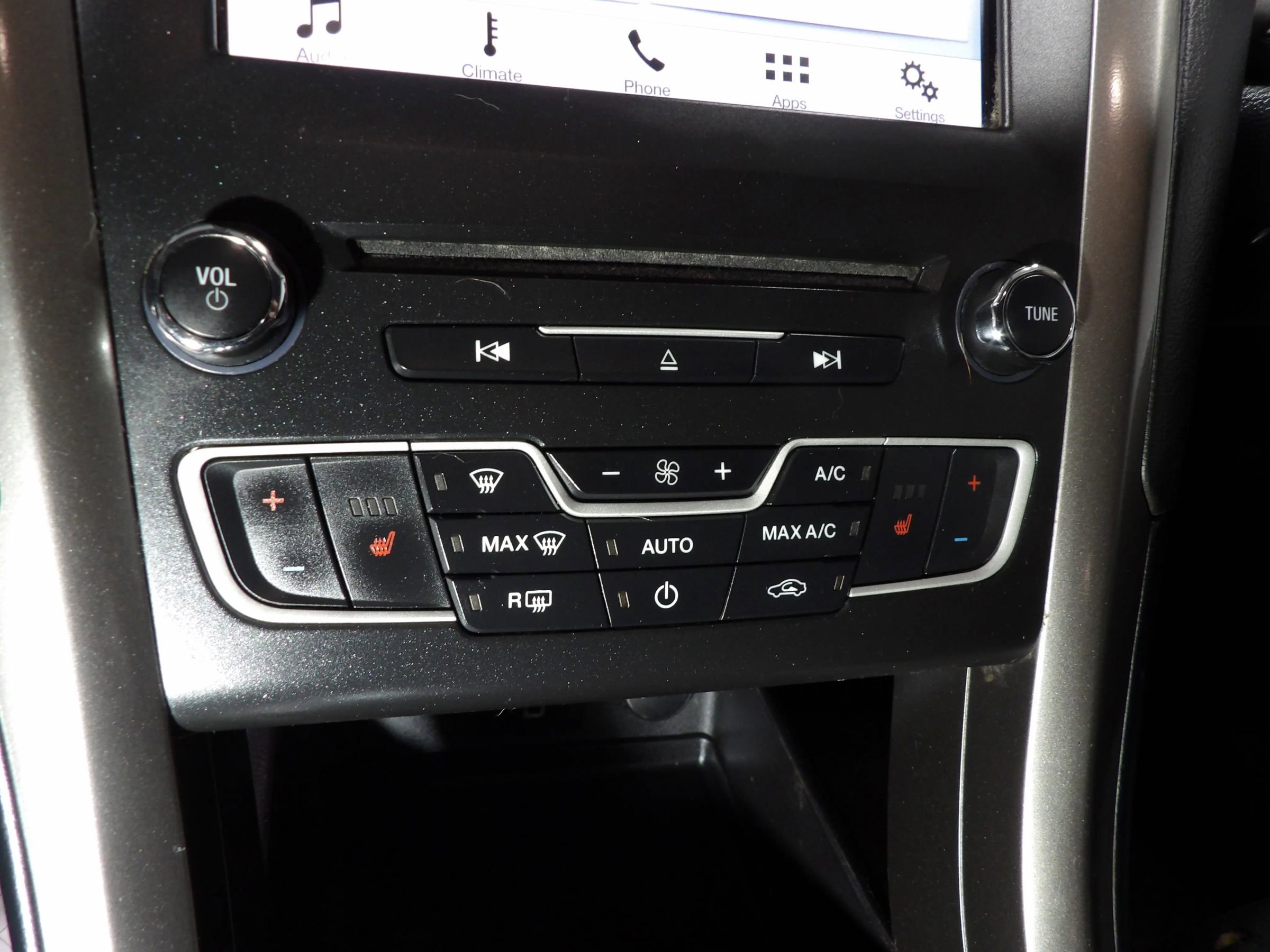 Used 2018 Ford Fusion SE w/ Fusion SE Technology Package FWD image 14