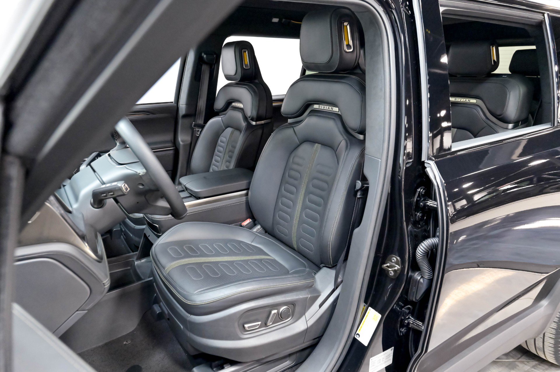 Used 2023 Rivian R1S Adventure AWD/4WD image 6