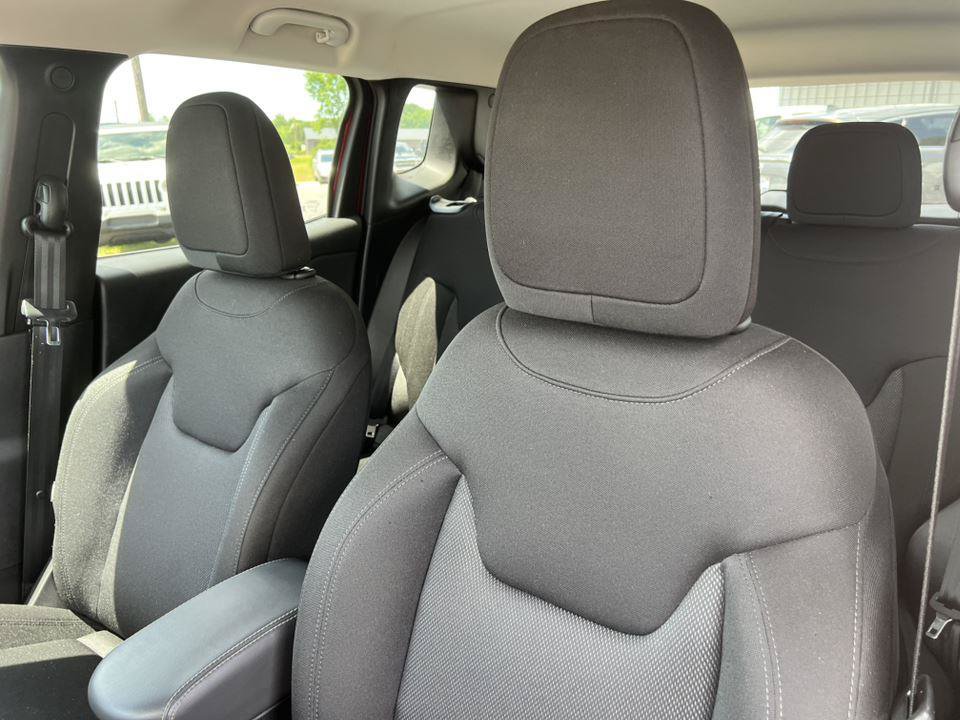 Used 2023 Jeep Renegade Latitude AWD/4WD image 9