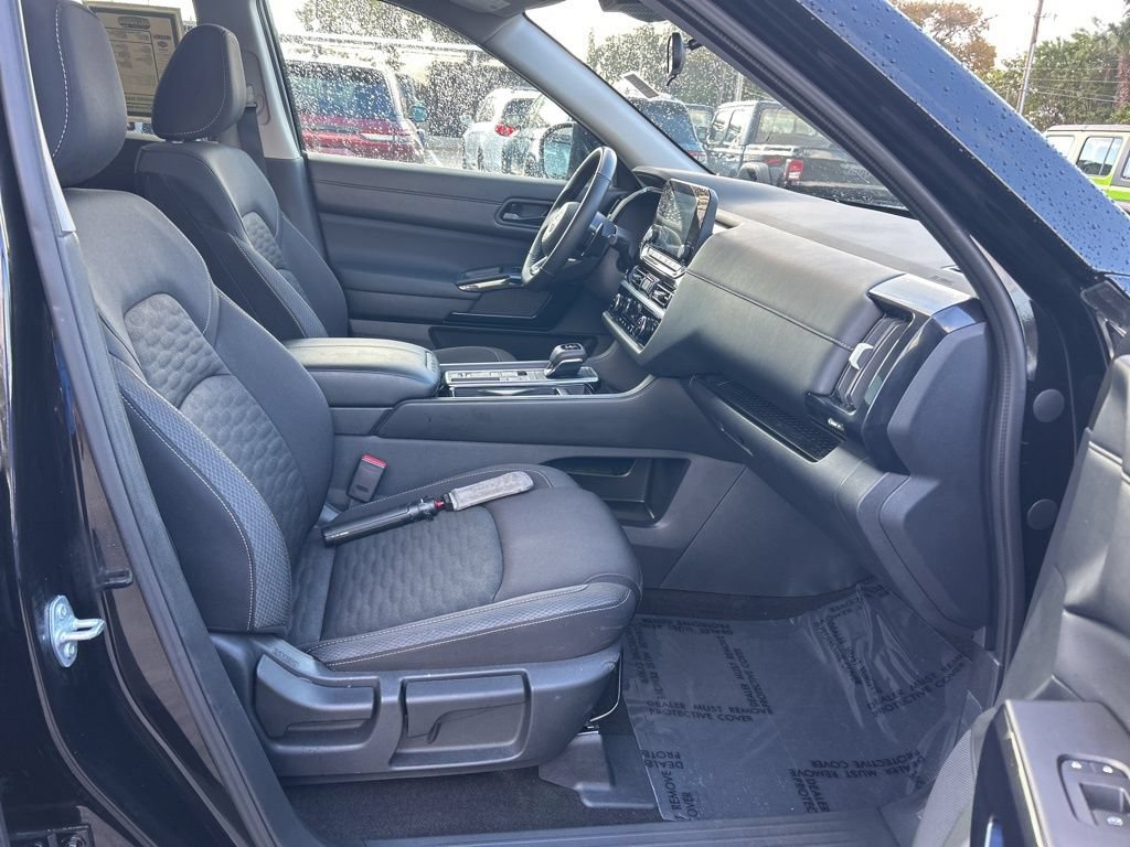 Used 2025 Nissan Pathfinder SV FWD image 23