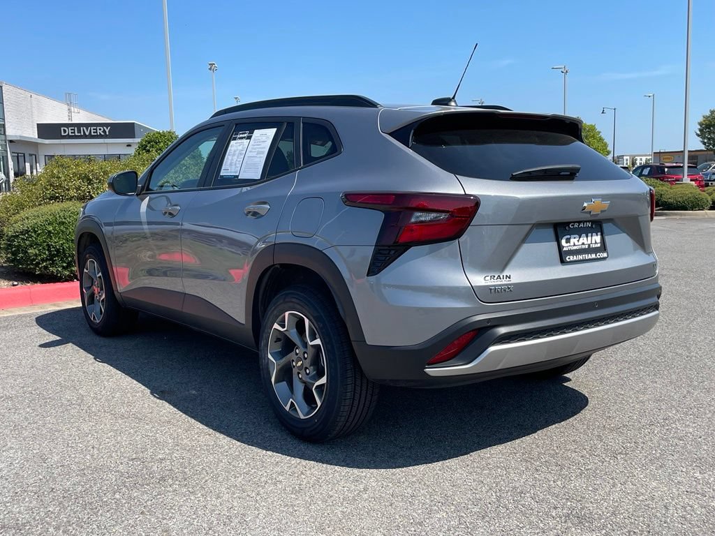 Used 2025 Chevrolet Trax LT w/ Driver Confidence Package FWD image 5