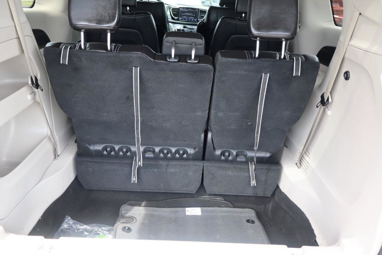 Used 2023 Chrysler Pacifica Touring-L FWD image 11