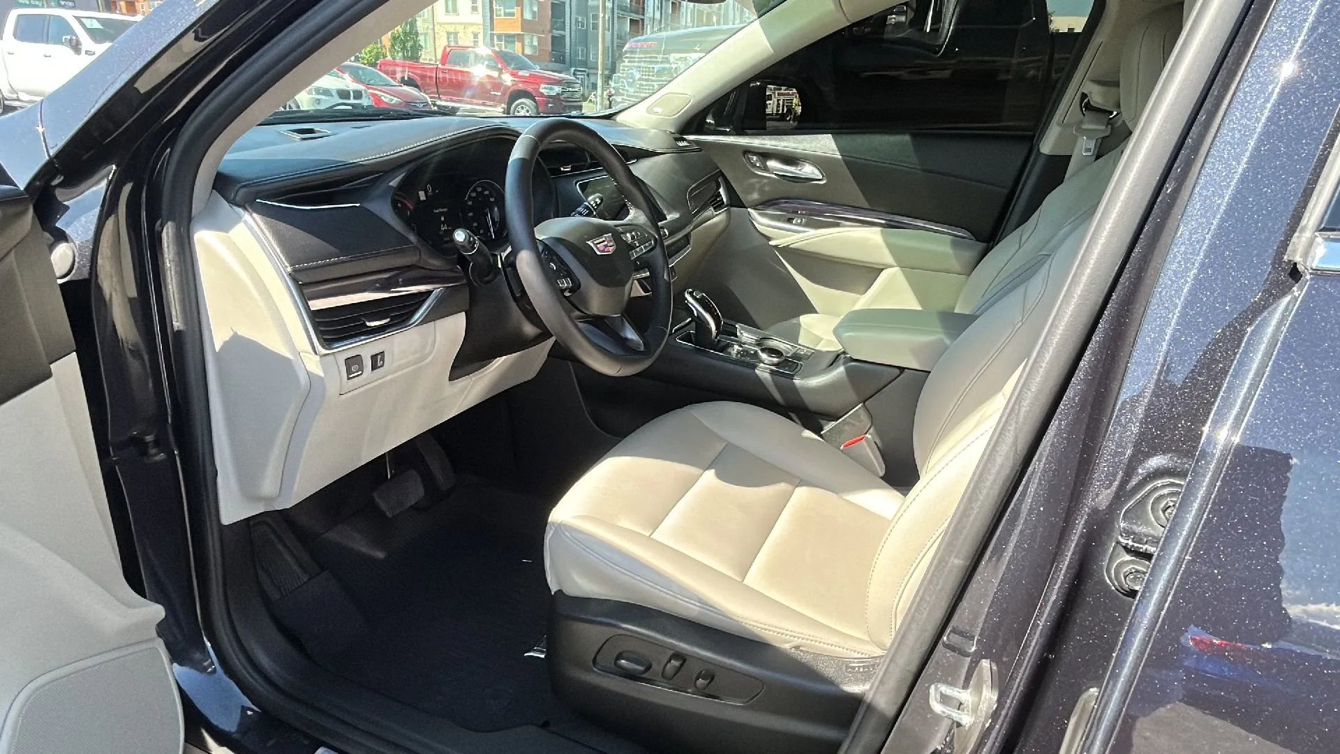 Used 2022 Cadillac XT4 Luxury w/ Cold Weather Package image 10
