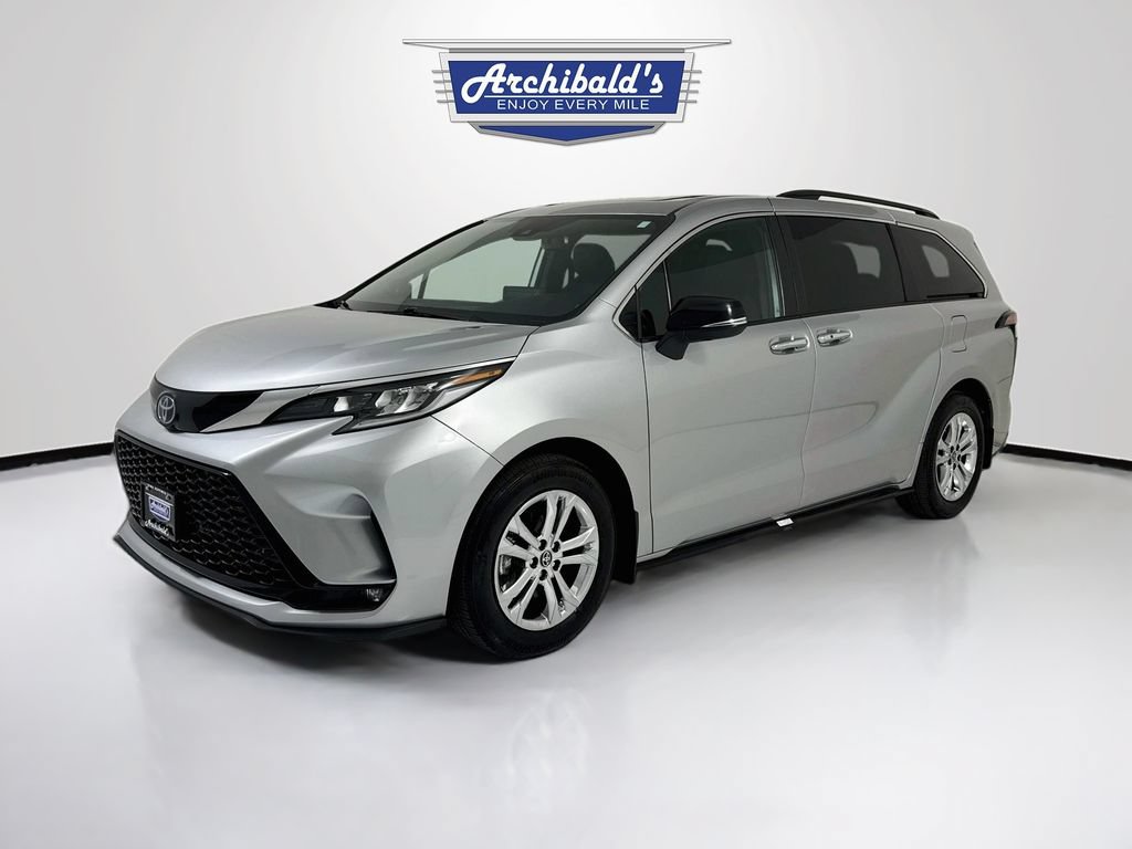 Used 2023 Toyota Sienna XSE AWD/4WD image 3