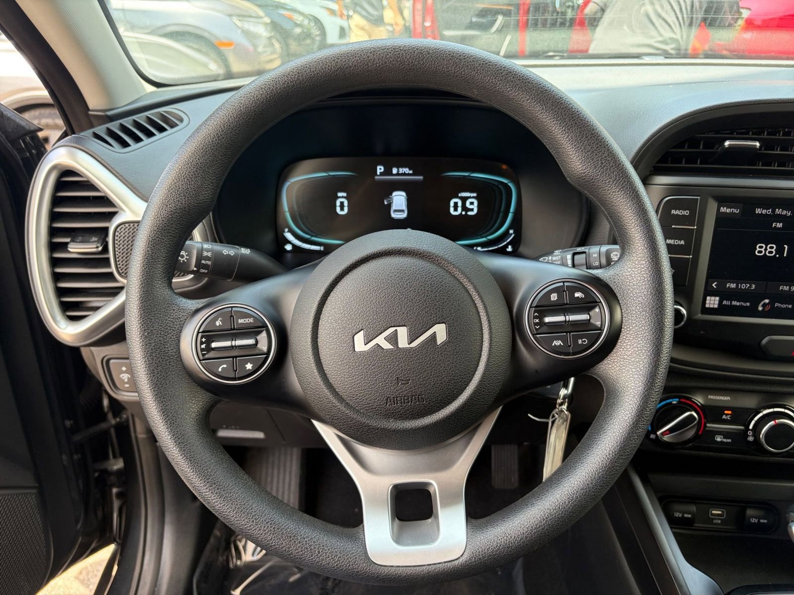 Used 2025 Kia Soul LX w/ LX Technology Package FWD image 25