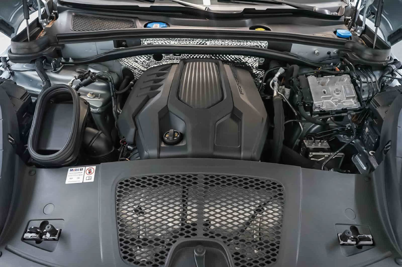Certified 2024 Porsche Macan AWD/4WD image 33