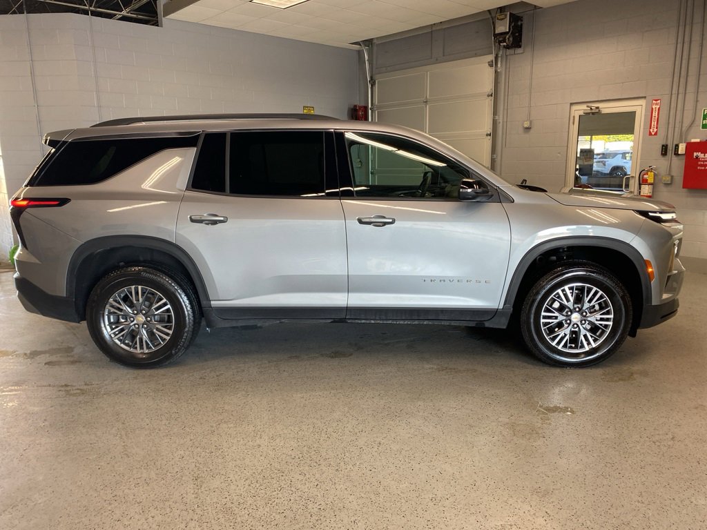 Used 2025 Chevrolet Traverse LT image 10