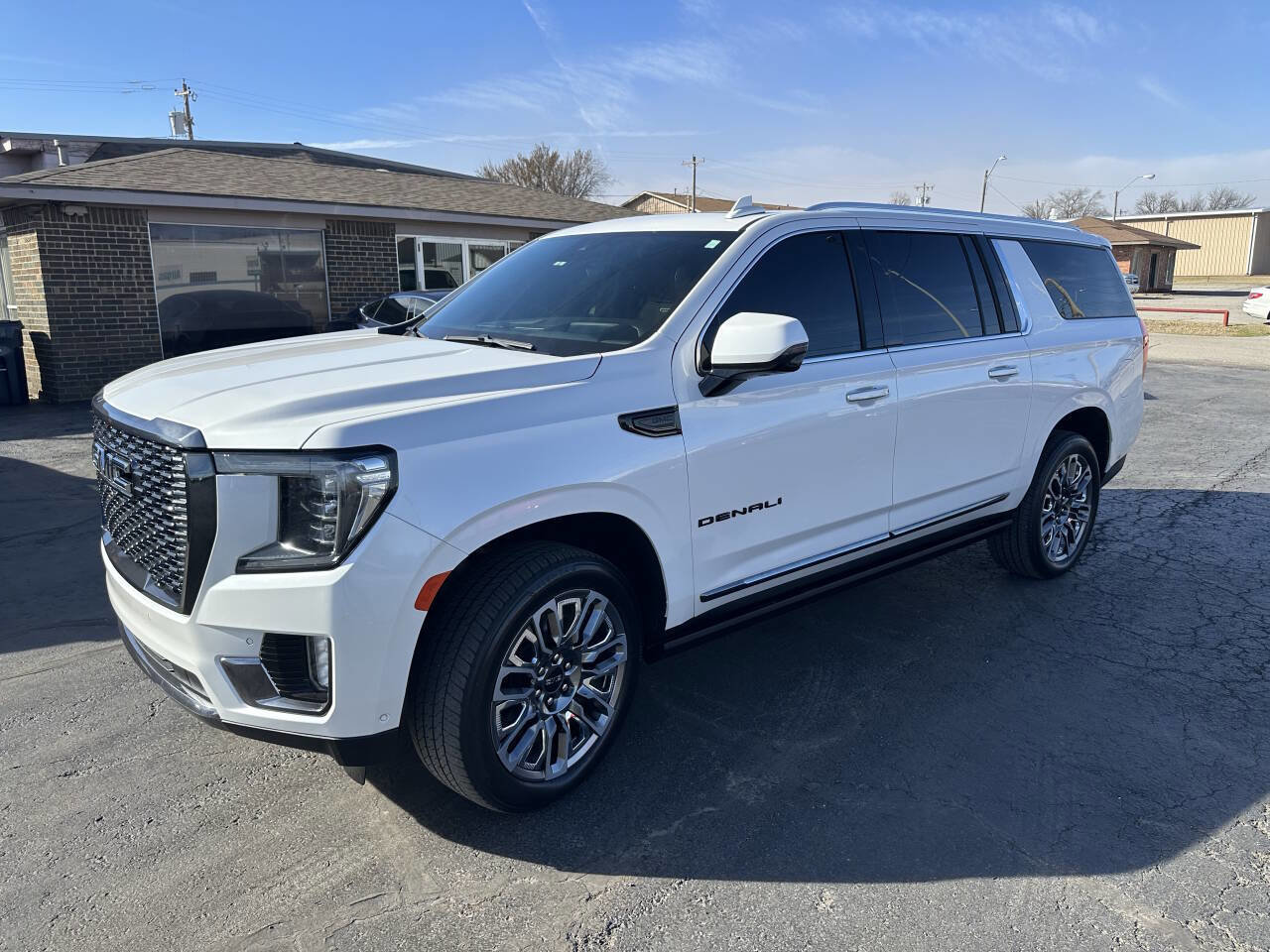 Used 2023 GMC Yukon XL Denali Ultimate AWD/4WD image 2