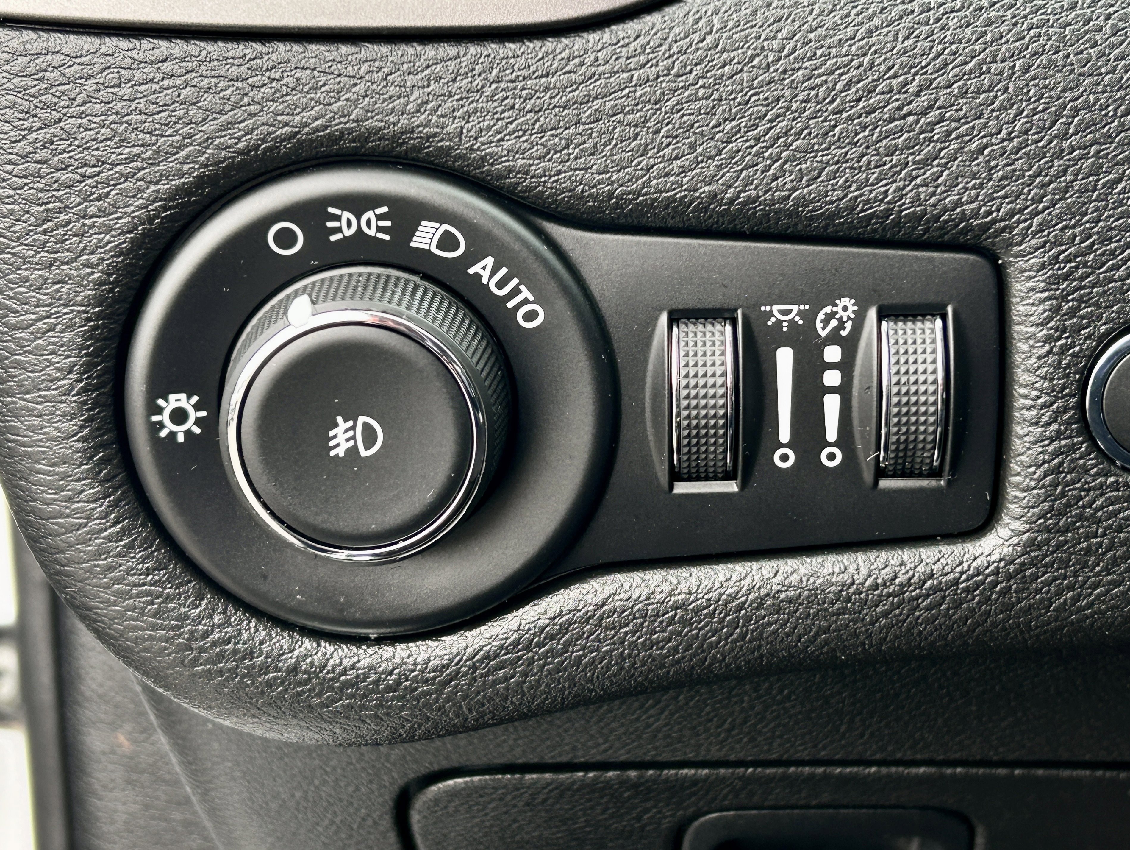 Used 2019 Jeep Cherokee Limited image 25