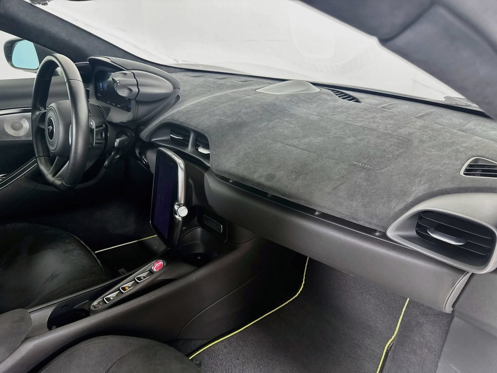 Used 2023 McLaren Artura RWD image 8