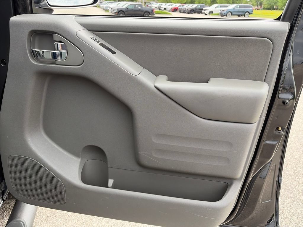 Used 2016 Nissan Frontier SL w/ Moonroof Package AWD/4WD image 9