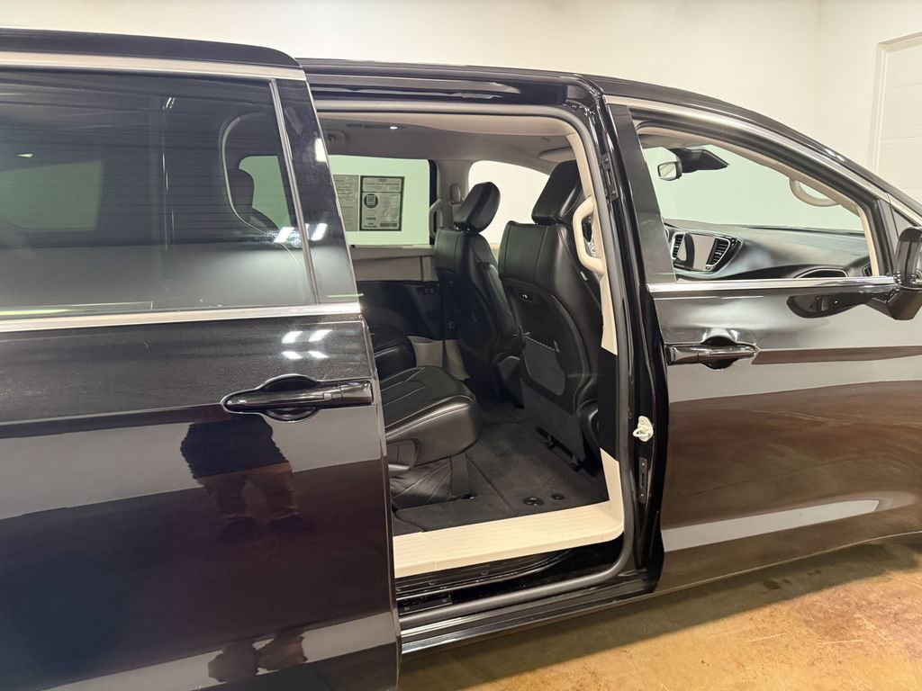 Used 2024 Chrysler Pacifica Touring-L image 7