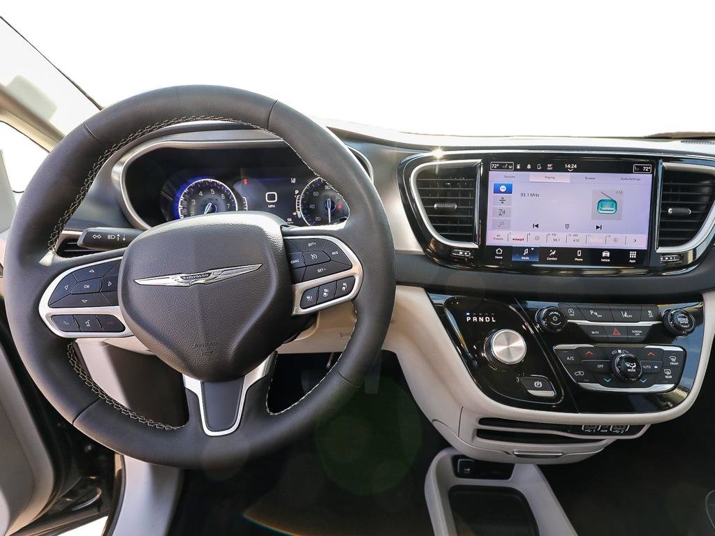 Used 2024 Chrysler Pacifica Touring-L FWD image 13