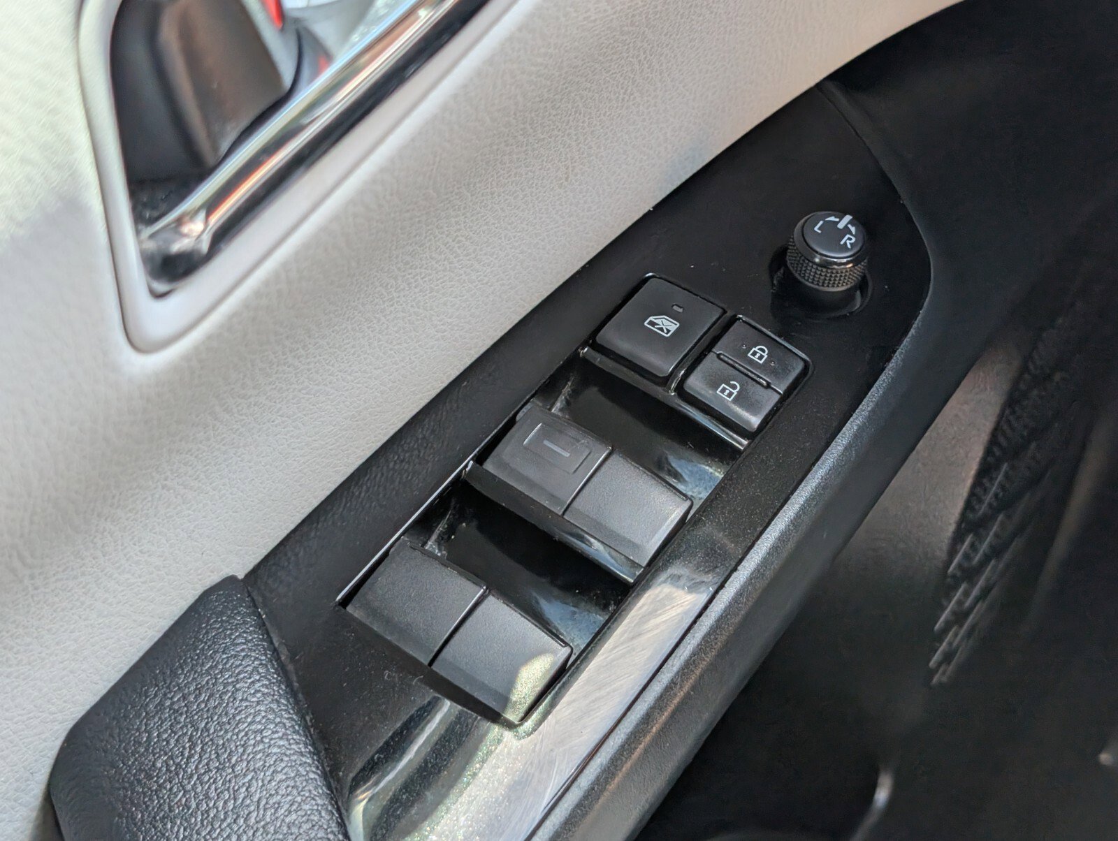 Used 2021 Toyota Prius XLE image 22