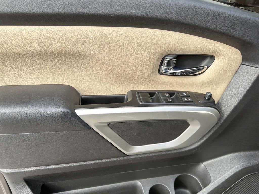 Used 2017 Nissan Titan SV image 11