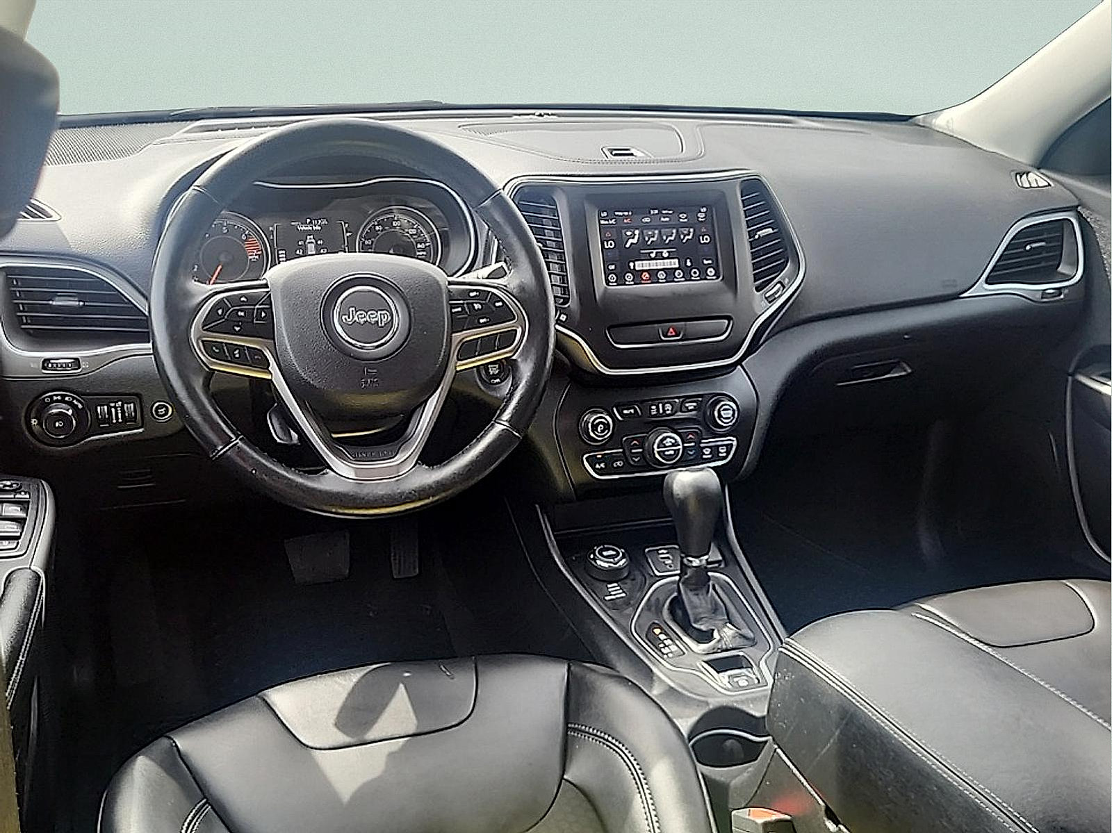 Used 2019 Jeep Cherokee Latitude Plus w/ Comfort/Convenience Group AWD/4WD image 16