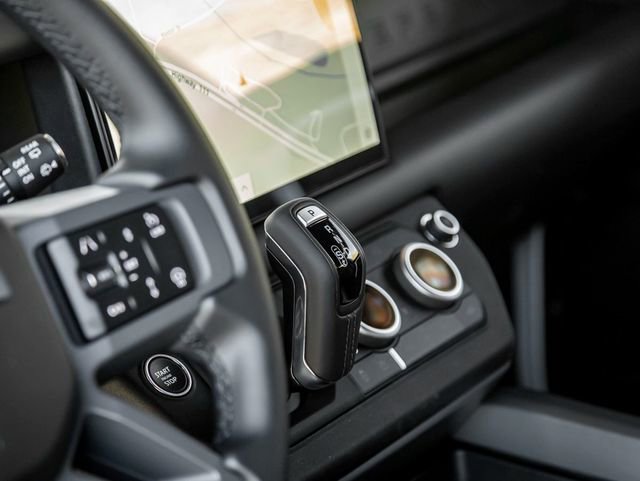 Used 2025 Land Rover Defender 110 X-Dynamic SE image 19