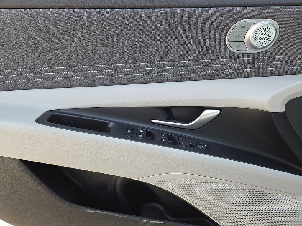 Used 2025 Hyundai Elantra Limited image 20