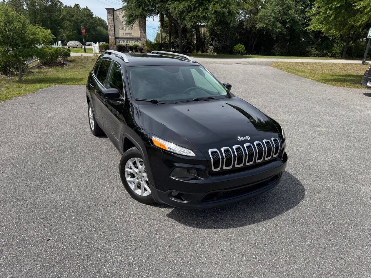 Used 2017 Jeep Cherokee Latitude w/ Comfort/Convenience Group FWD image 39