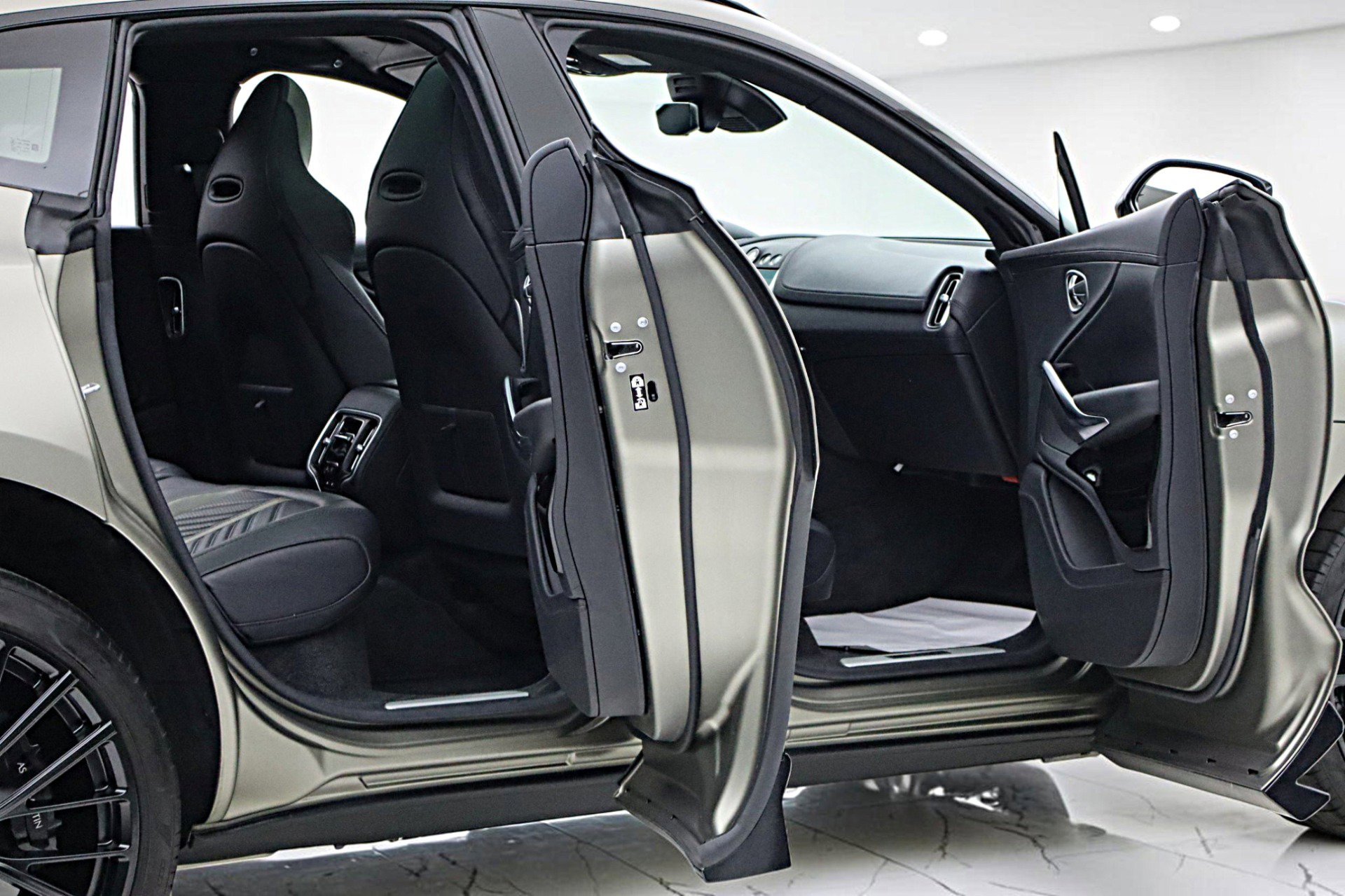 Used 2023 Aston Martin DBX 707 image 21