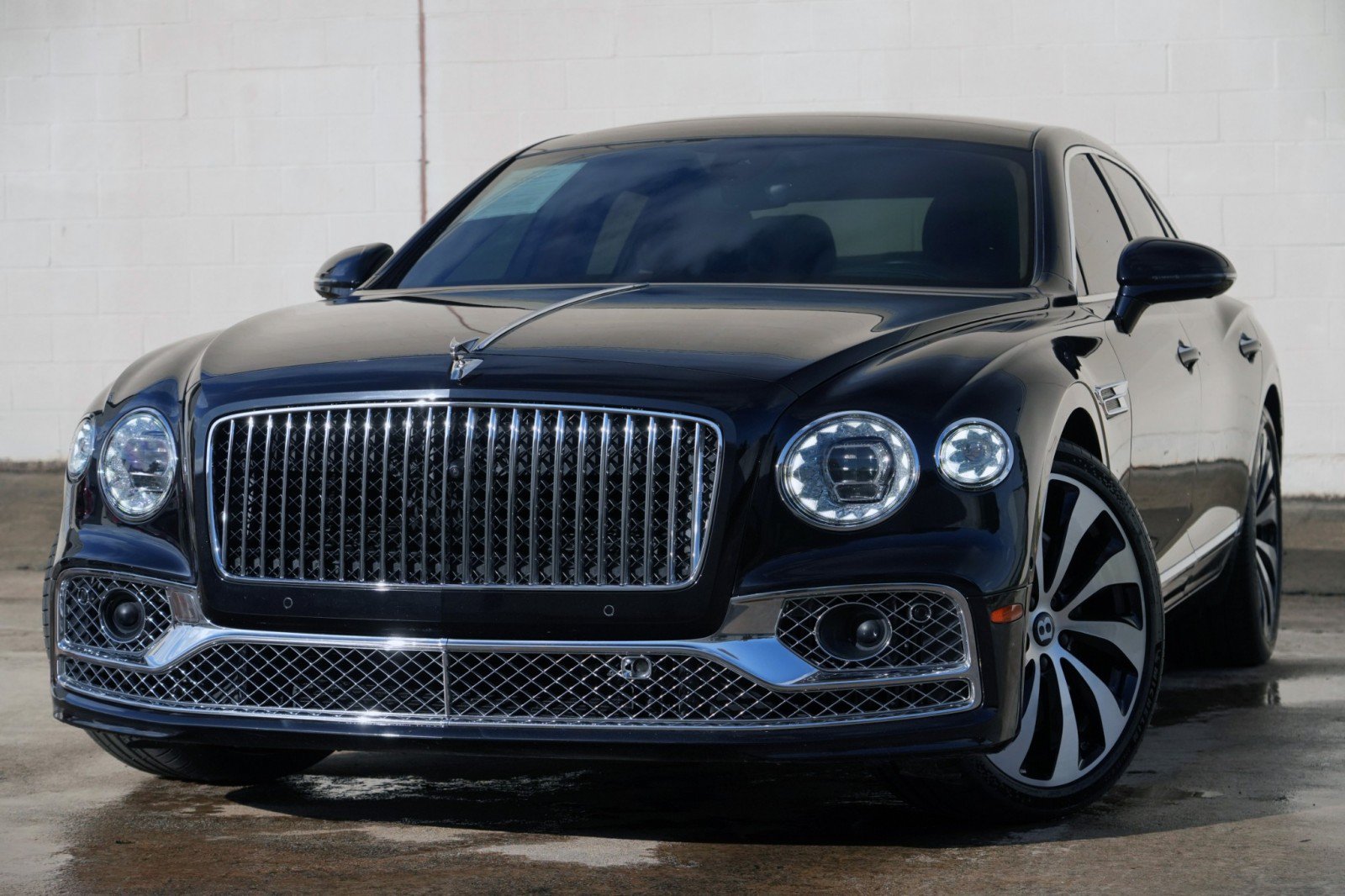 Used 2023 Bentley Flying Spur Azure AWD/4WD image 3