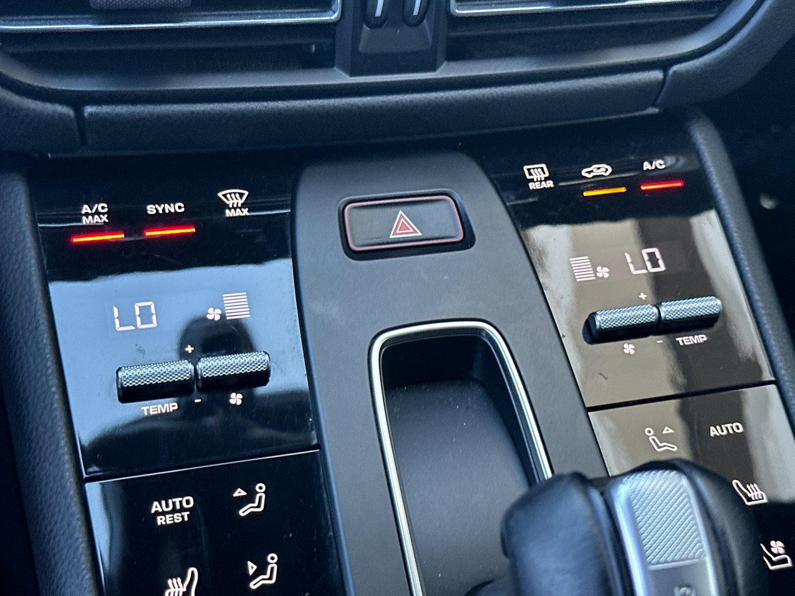 Certified 2024 Porsche Macan AWD/4WD image 16