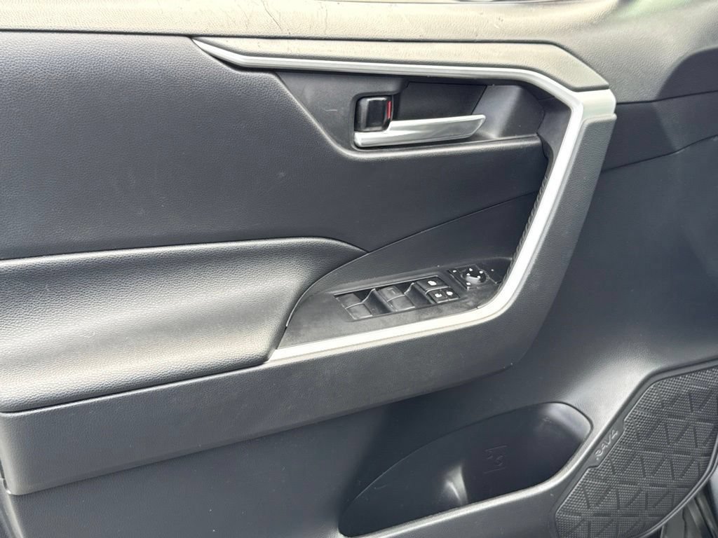 Used 2021 Toyota RAV4 XLE w/ Convenience Package FWD image 18
