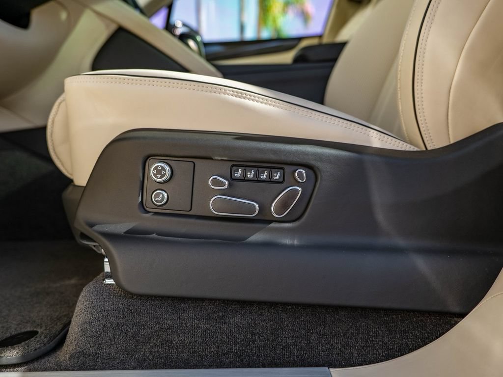Used 2025 Bentley Bentayga AWD/4WD image 12