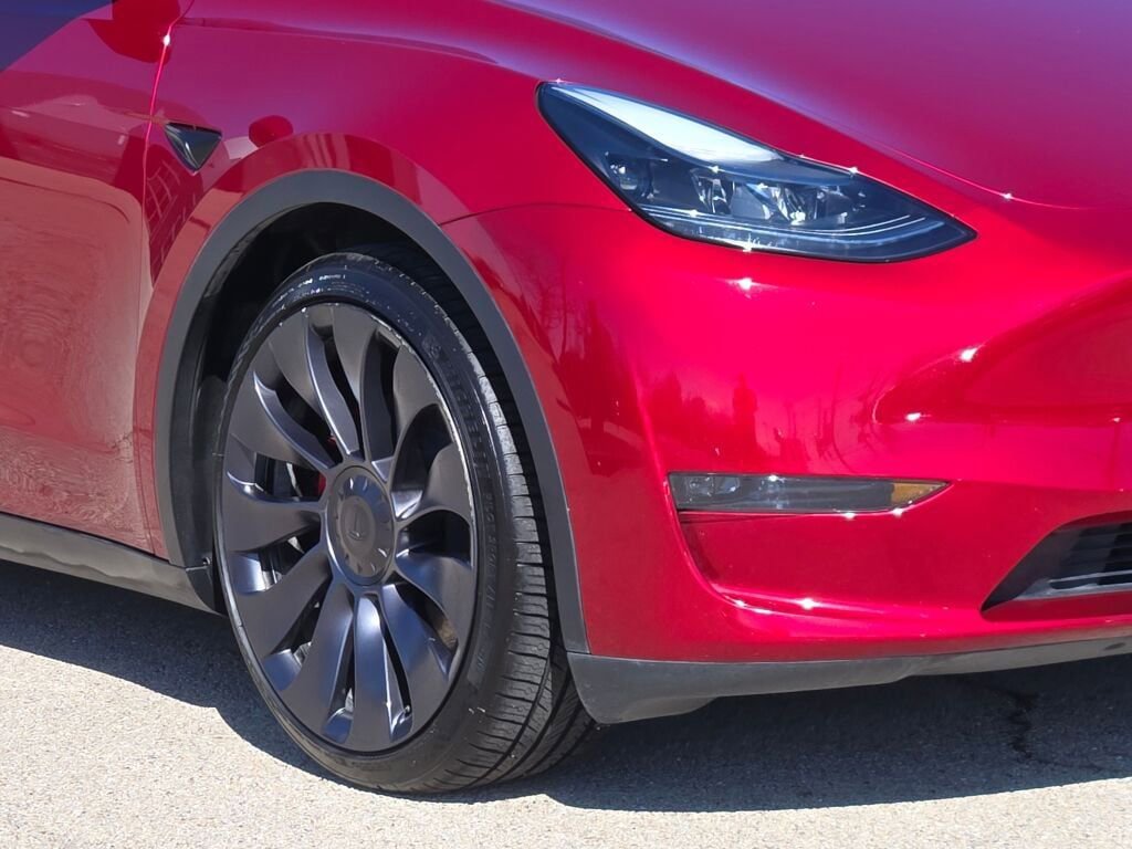 Used 2025 Tesla Model Y Performance image 3