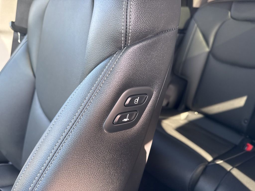 Used 2025 Genesis GV70 2.5T w/ Select Package image 36