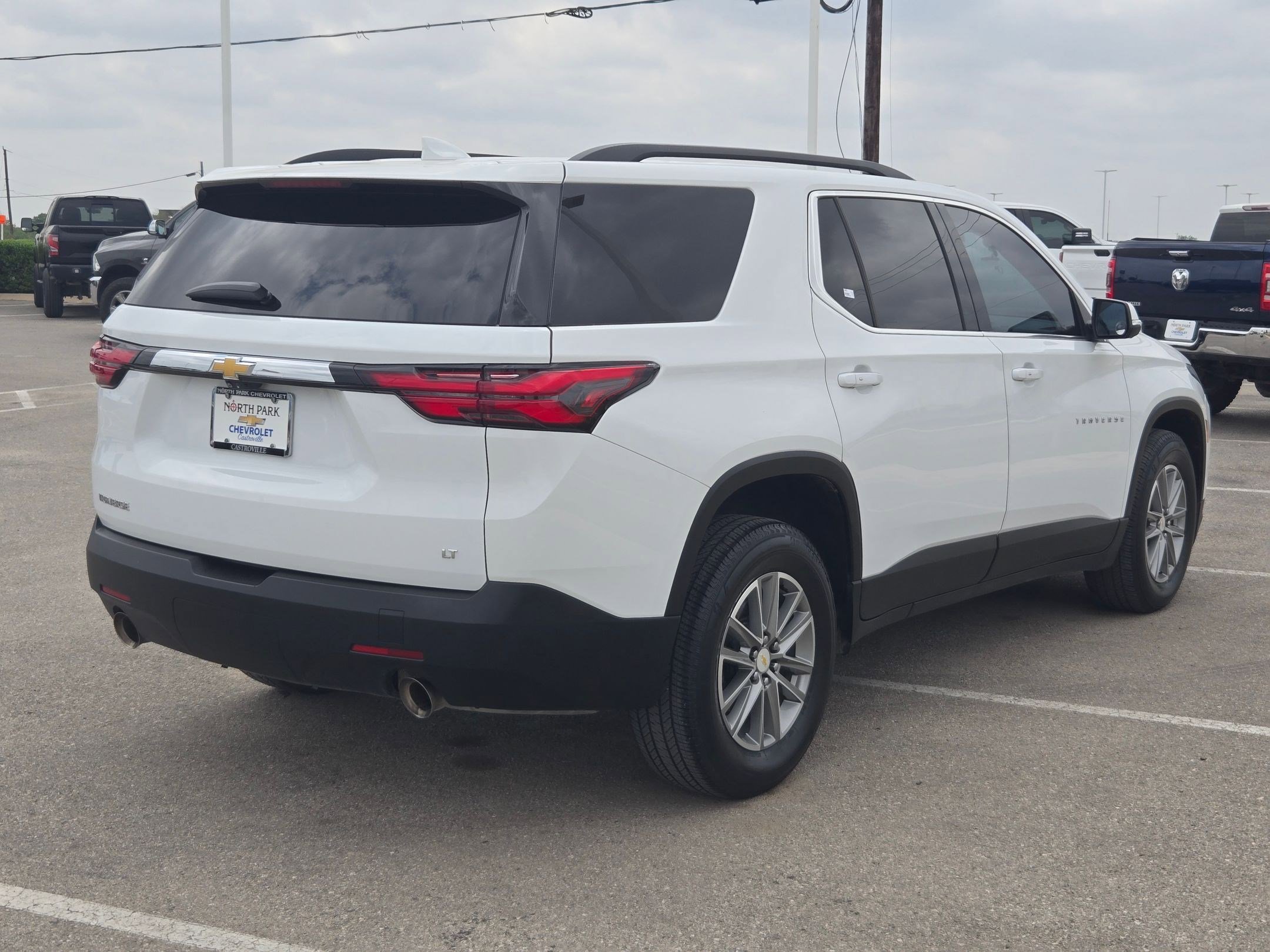 Used 2023 Chevrolet Traverse LT image 3