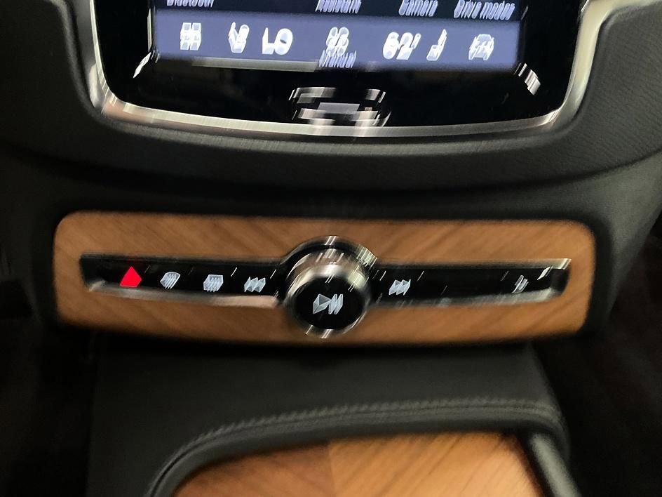 Used 2025 Volvo XC90 B6 Plus AWD/4WD image 19