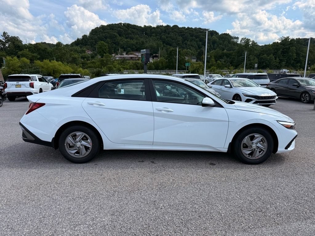 Used 2025 Hyundai Elantra SE FWD image 11