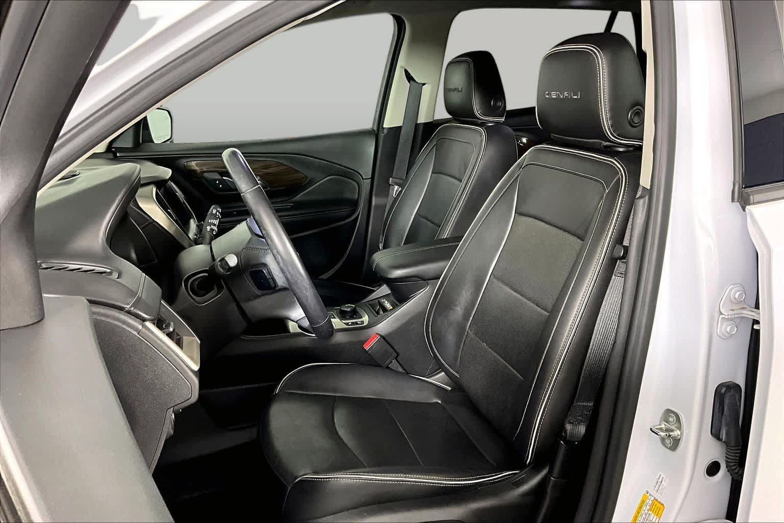 Used 2020 GMC Terrain Denali w/ Denali Premium Package FWD image 8