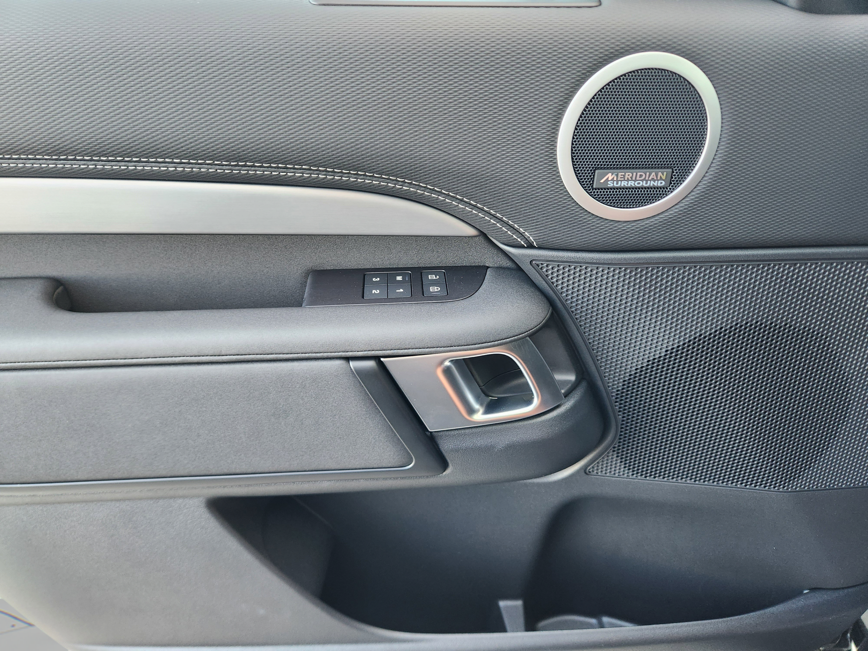 New 2025 Land Rover Discovery Dynamic SE AWD/4WD image 18