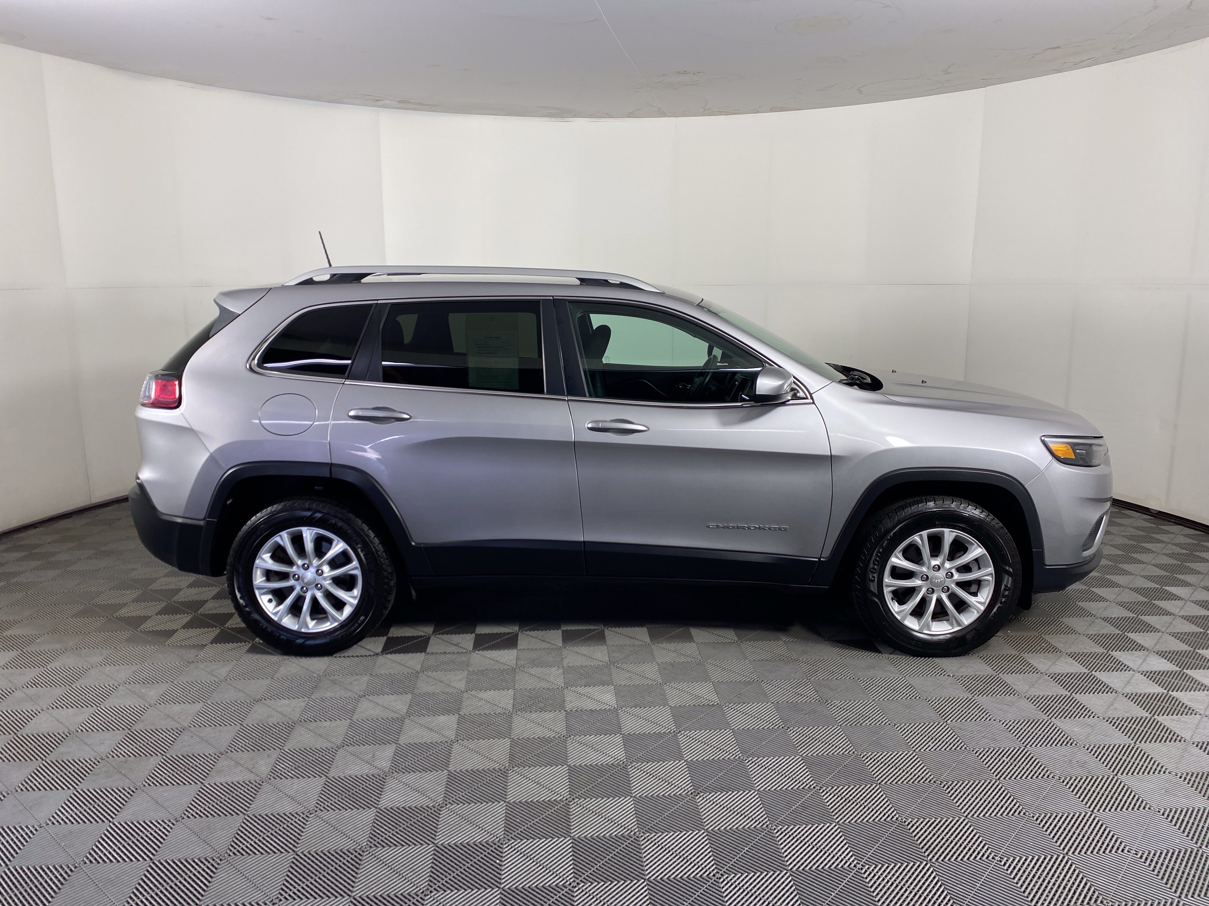 Used 2019 Jeep Cherokee Latitude w/ Popular Appearance Group AWD/4WD image 5