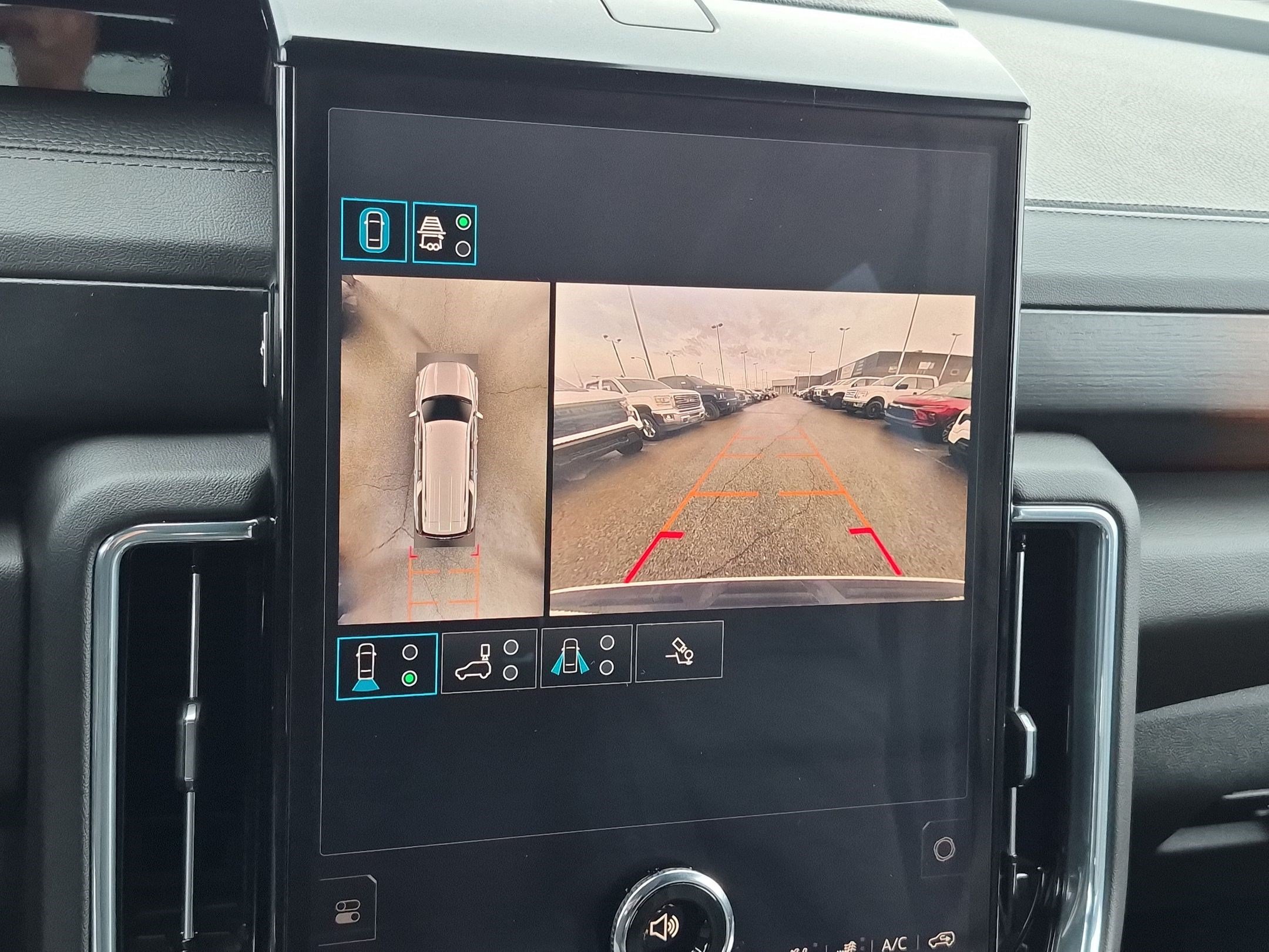 Used 2025 GMC Yukon XL Denali AWD/4WD image 24
