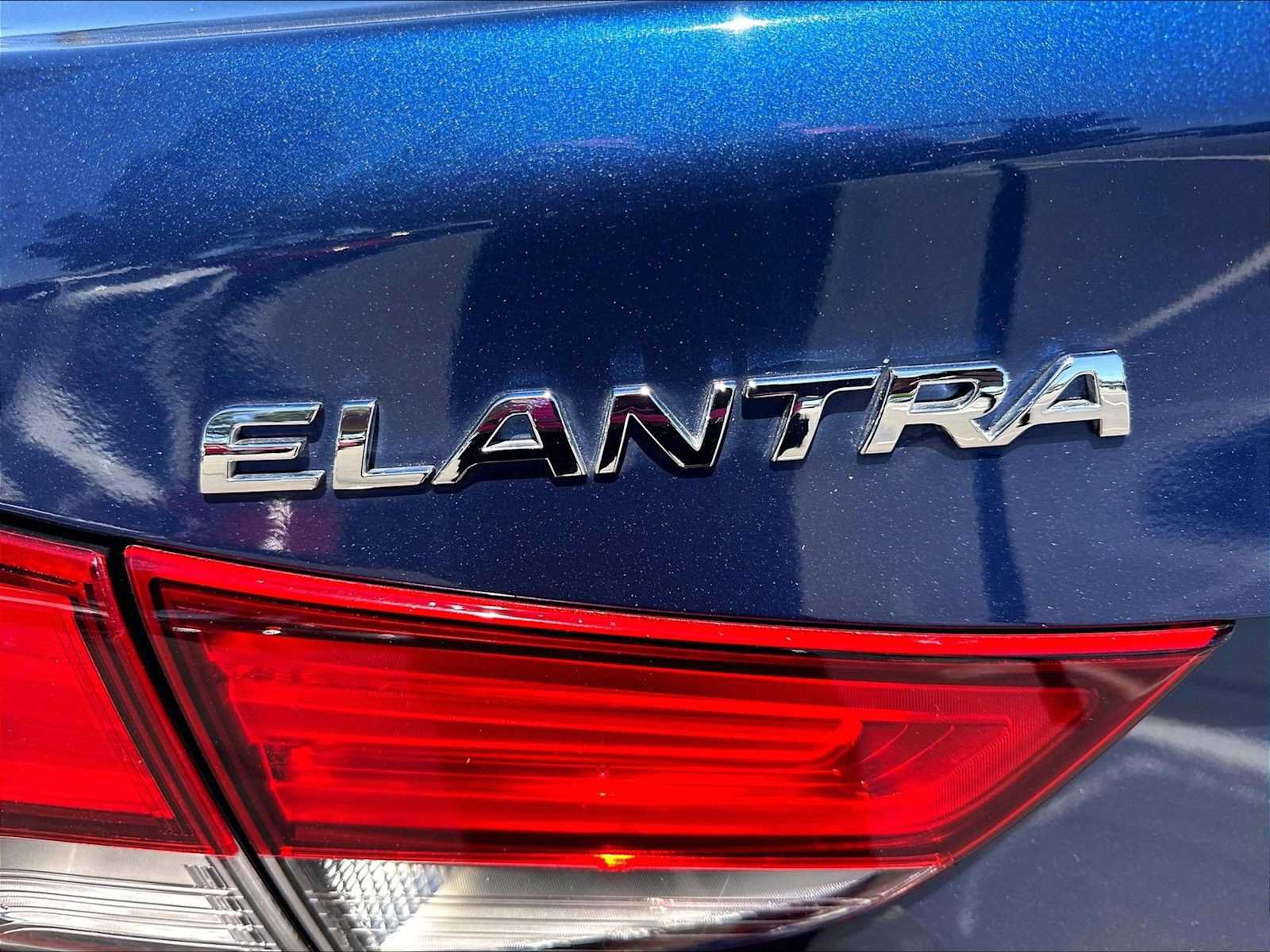 Used 2015 Hyundai Elantra SE w/ Option Group 02 FWD image 11