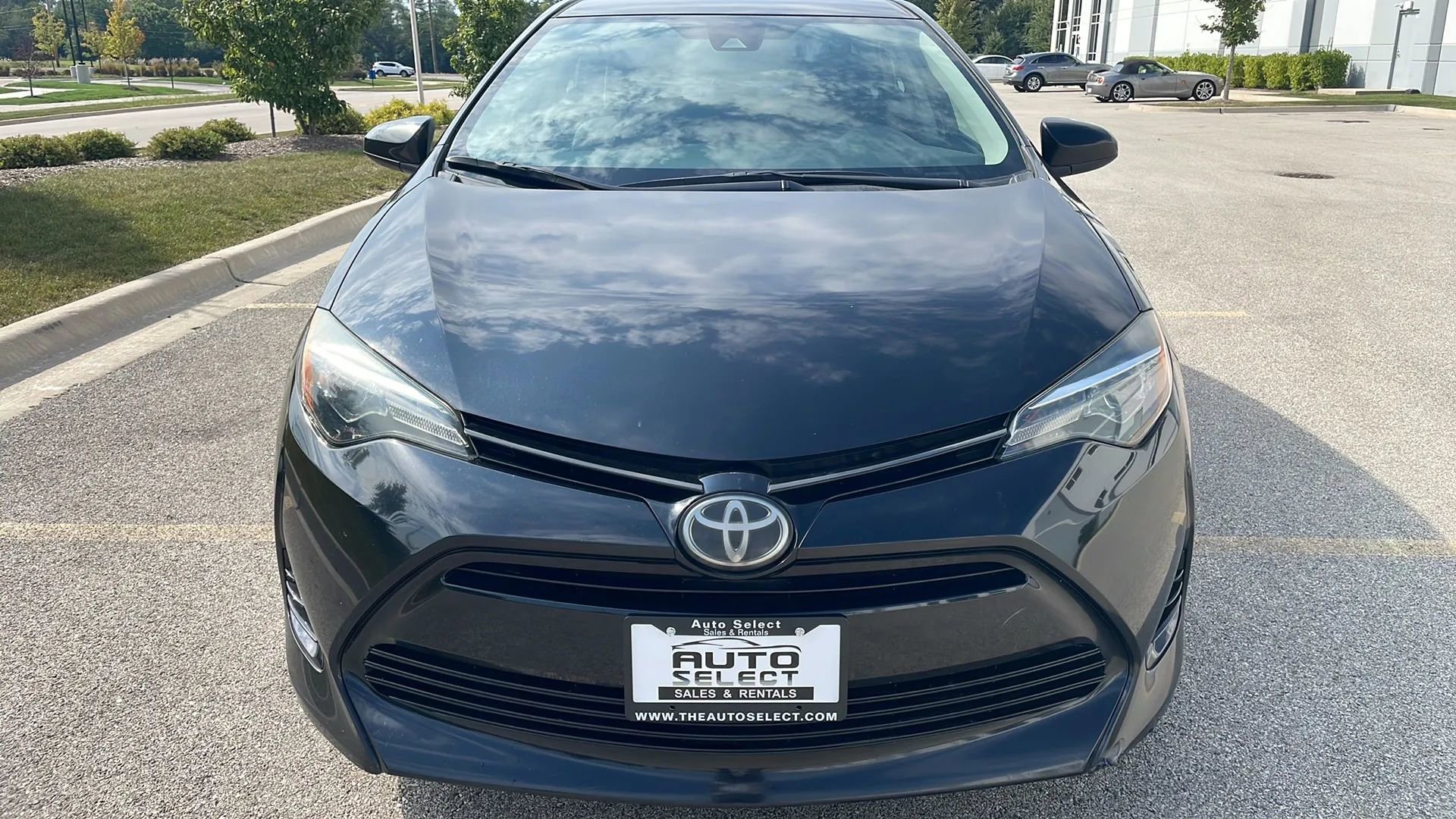 Used 2018 Toyota Corolla LE image 2