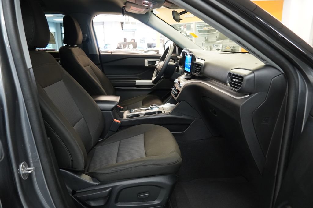 Used 2023 Ford Explorer XLT AWD/4WD image 35