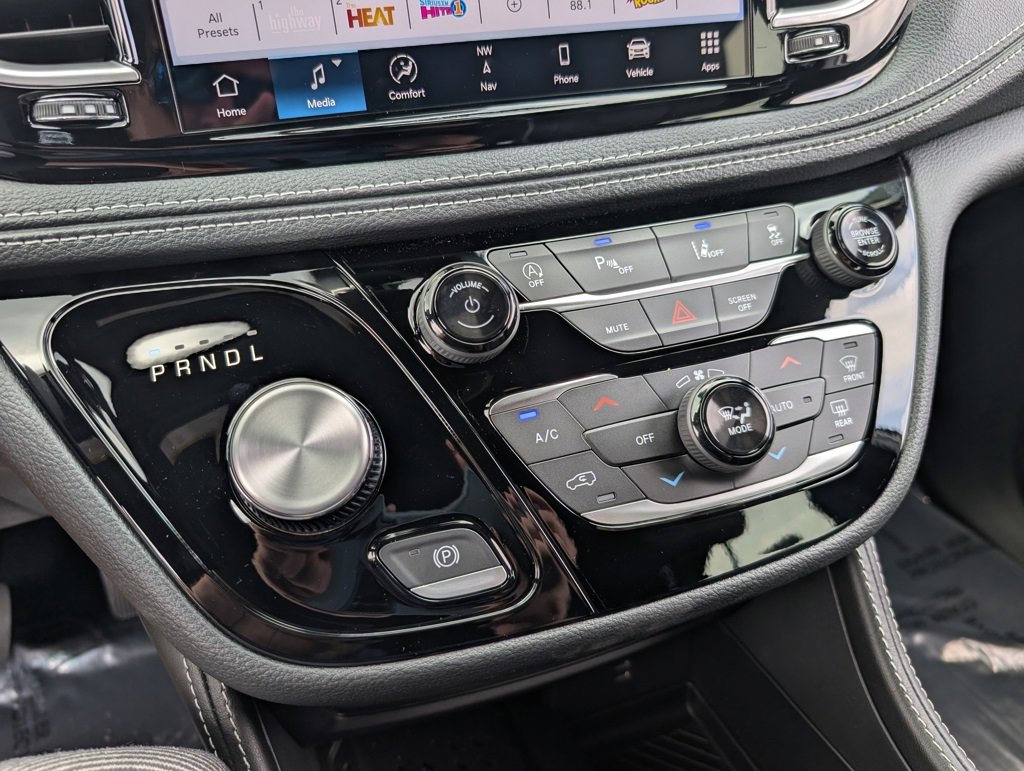New 2026 Chrysler Pacifica Limited image 29