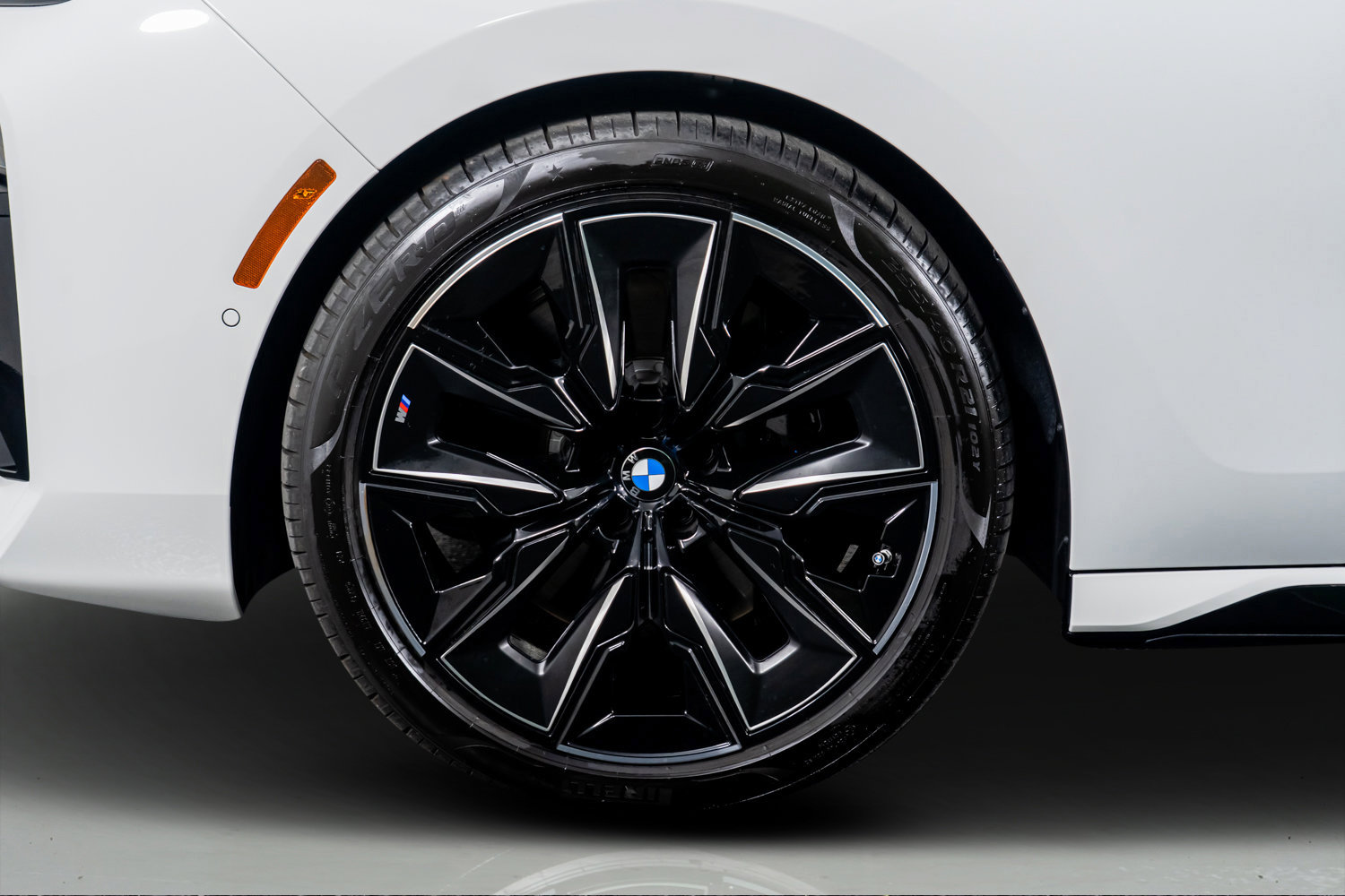 Used 2025 BMW 740i w/ Premium Package RWD image 19