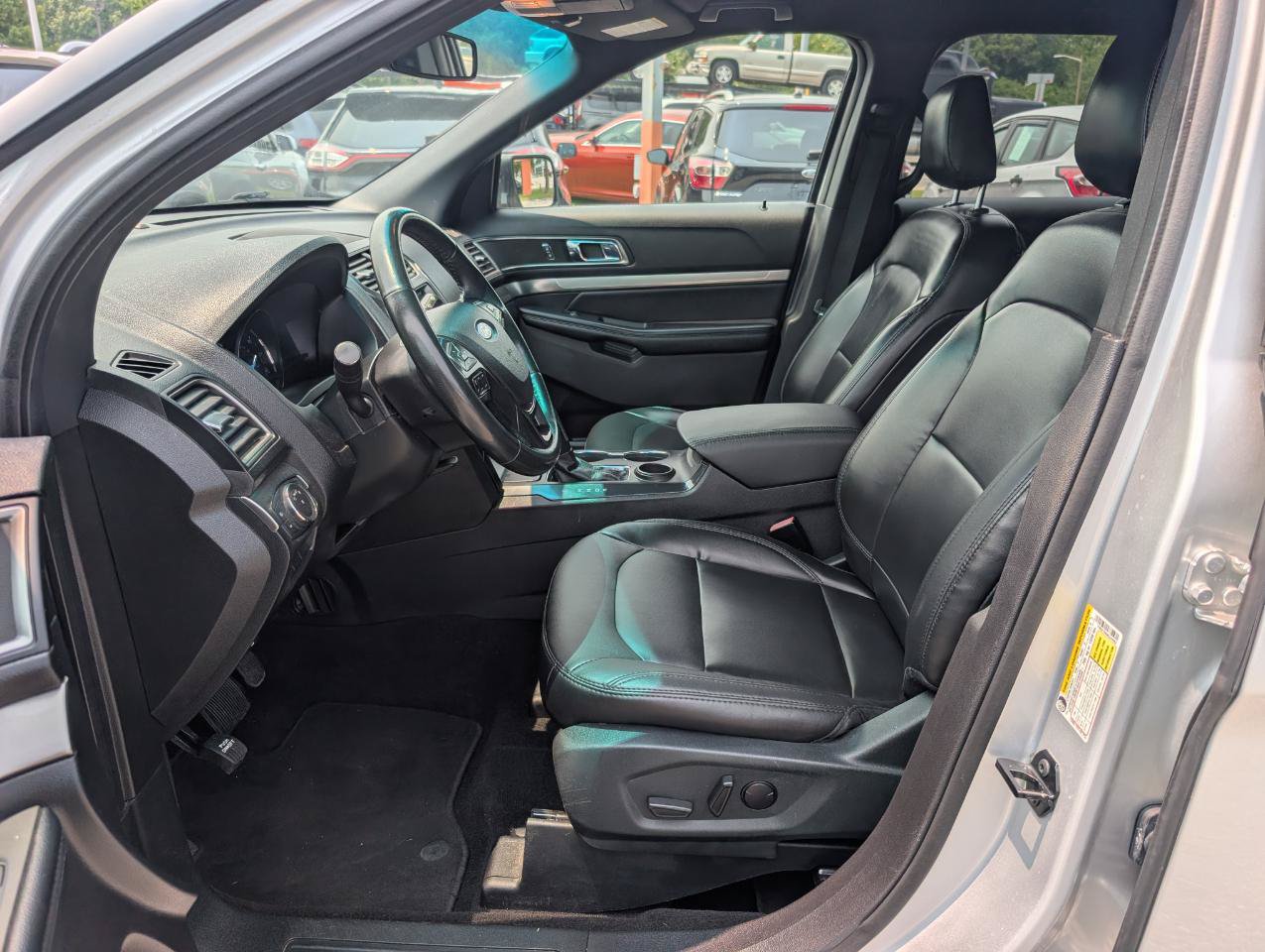 Used 2019 Ford Explorer XLT w/ Equipment Group 202A FWD image 14