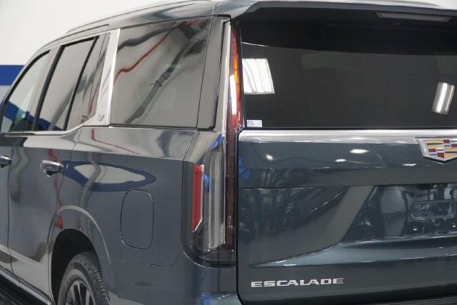 Used 2021 Cadillac Escalade Premium Luxury w/ Driver Assist Tech Package AWD/4WD image 4