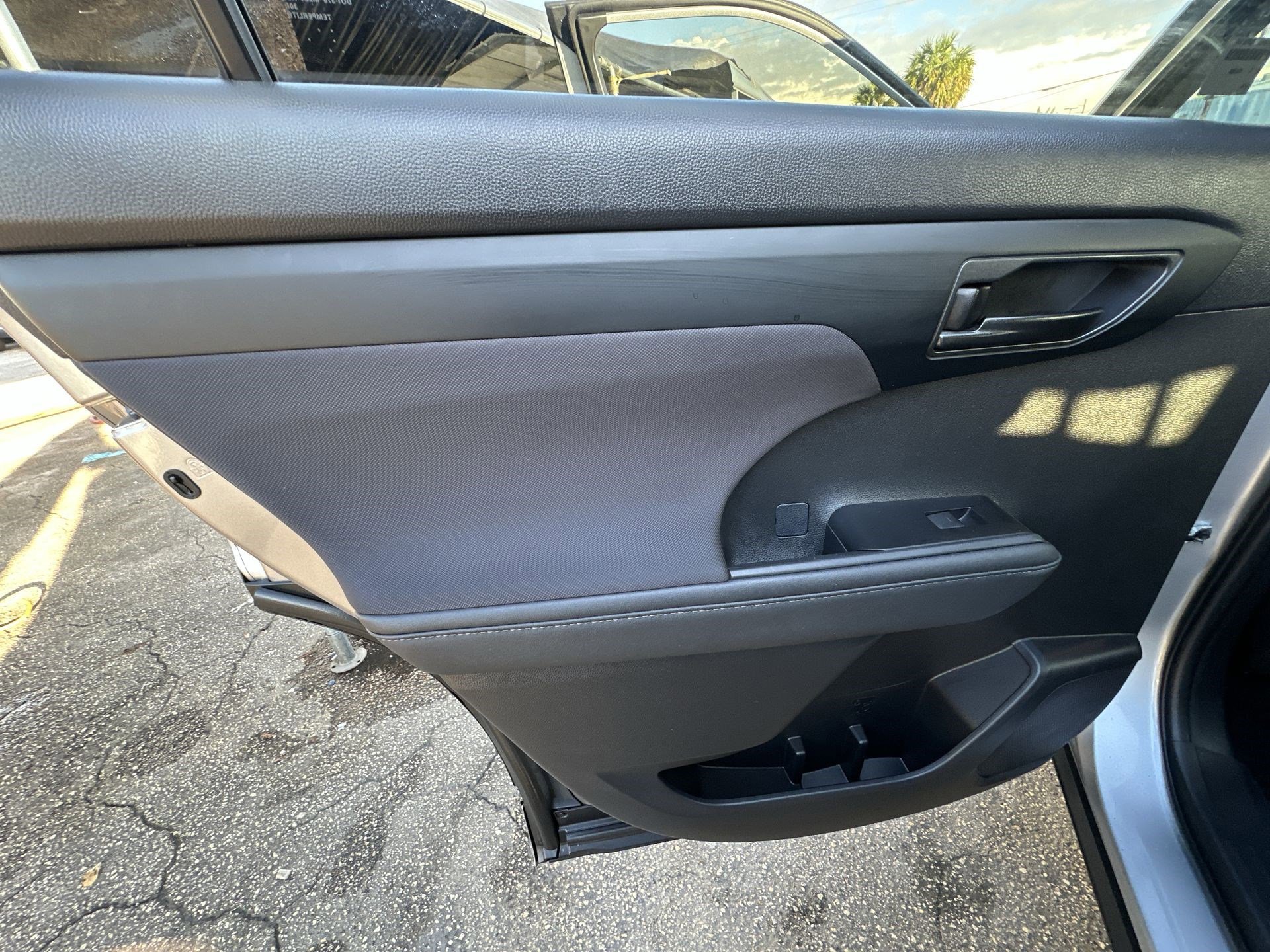 Used 2023 Toyota Highlander LE image 31