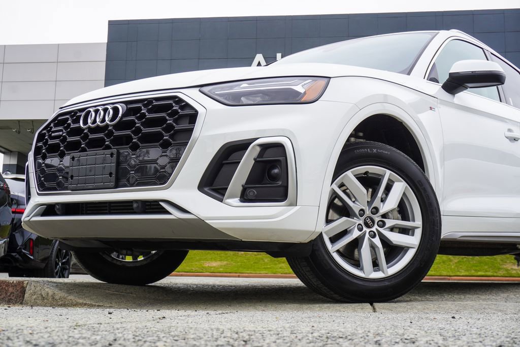 Used 2023 Audi Q5 2.0T Premium w/ Convenience Package AWD/4WD image 2