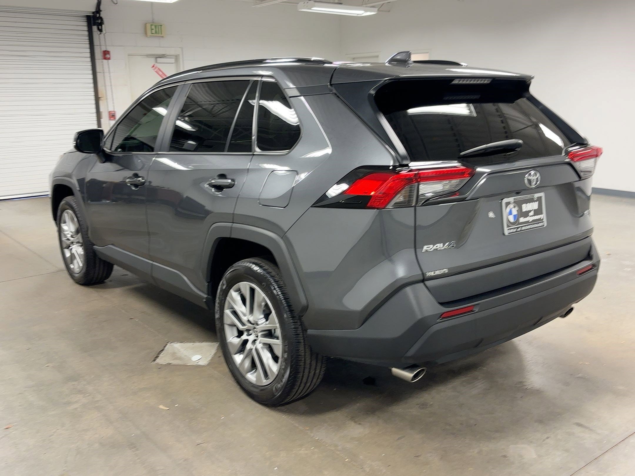 Used 2022 Toyota RAV4 XLE Premium image 3
