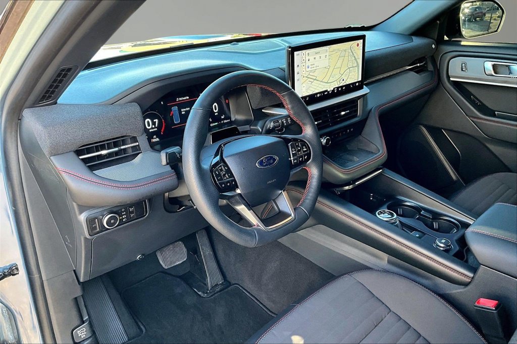 Used 2025 Ford Explorer ST-Line w/ Premium Package RWD image 16