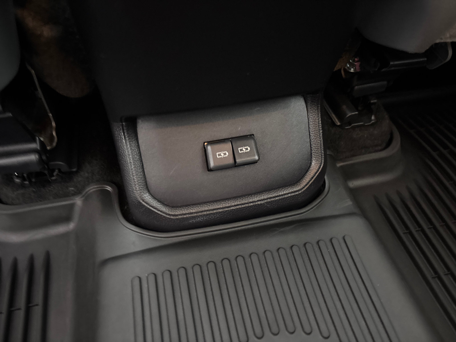 Used 2023 Toyota Highlander XLE AWD/4WD image 34